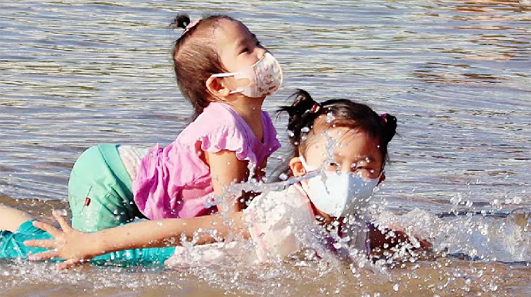 圖集 | 市民前往烏溪沙石灘嬉水玩沙 享受陽光不忘戴口罩