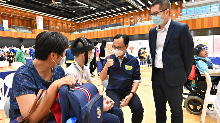近300名特殊學校學生於沙田九龍灣兒童社區疫苗接種中心打針