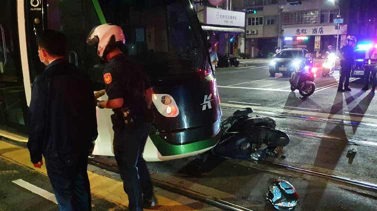 台高雄輕軌深夜遭撞 疑似機車司機闖紅燈釀禍