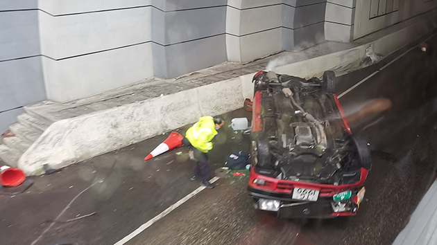 長青隧道口的士翻車 2人受傷送院