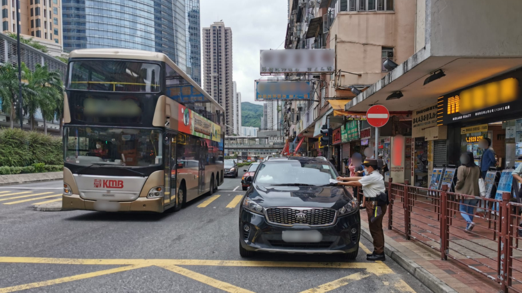 警方荃灣打擊違例泊車 發出1351張告票移走6車