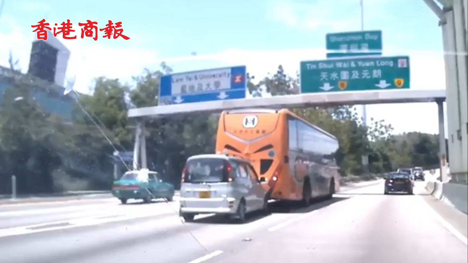 有片丨旅巴屯門公路疑入錯線突倒車 尾隨私家車被推後逾10米