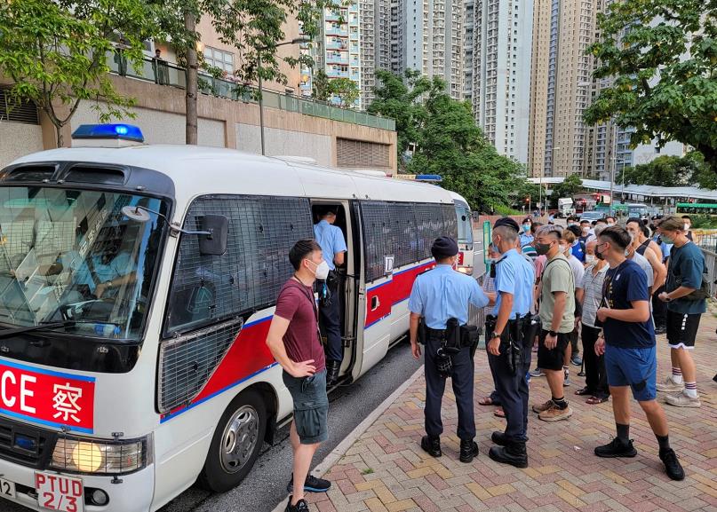 警方黃大仙打擊街頭賭博拘12男 25人被定額罰款