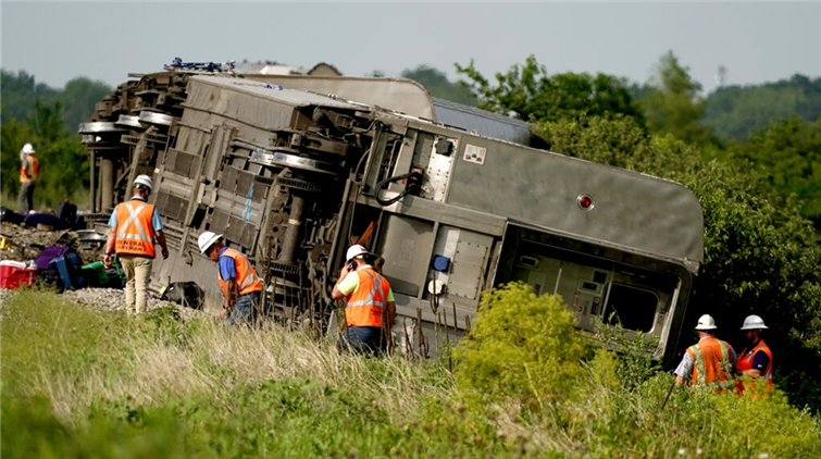 美國密蘇里州一客運列車與卡車相撞脫軌 至少3人死亡