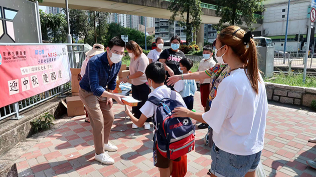 慶國慶賀中秋 天水圍落區送暖  