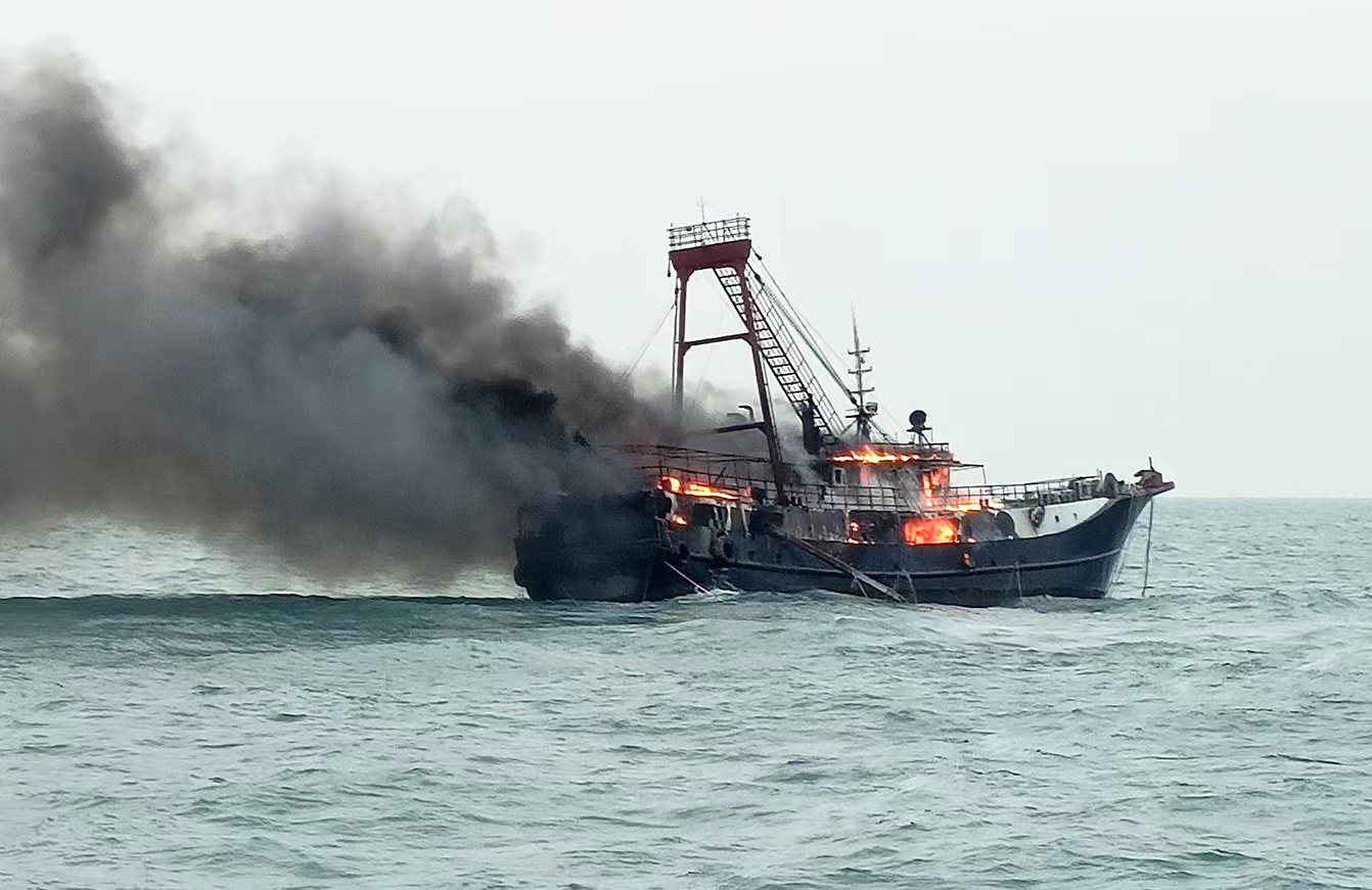 有片 | 13名漁民獲救！一漁船在珠江口廟灣島附近着火遇險  