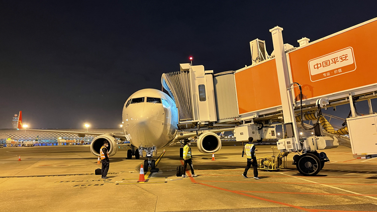 深圳機場8日凌晨迎來入境免隔離後首批旅客 T3航站樓國際入境區恢復啟用