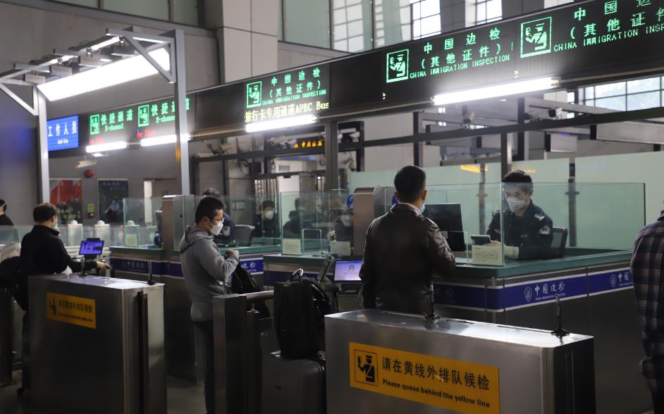 深圳機場碼頭口岸恢復運行 深圳機場邊檢全力保障旅客出行順暢