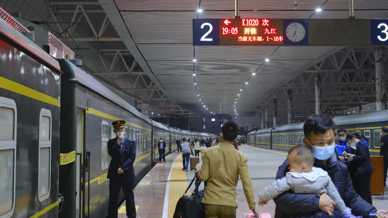 深圳首班春運外來工團體專列從深圳東站開出