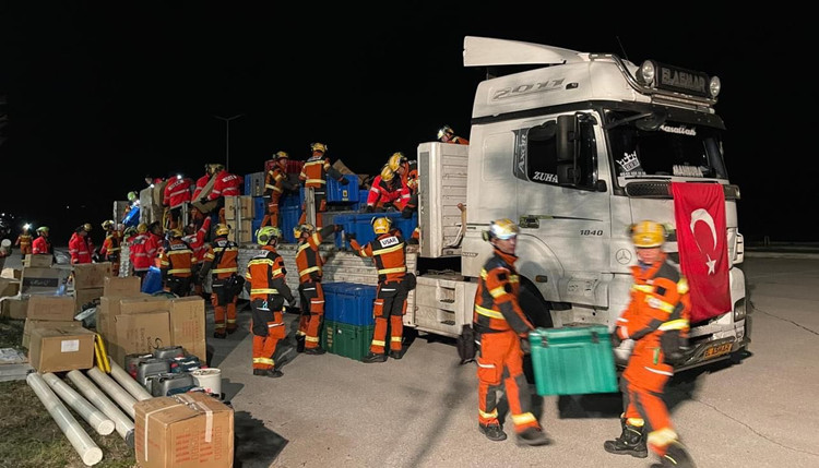 持續更新丨香港搜救隊抵達土耳其災區哈塔伊省 與國家救援隊會合