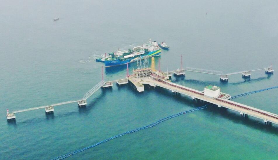 深圳LNG加注船首次靠泊裝船順利完成