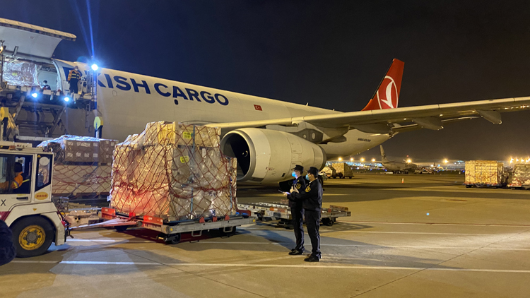 萬件防寒衝鋒衣緊急起運！深圳機場保障的首批救援物資今晨發往土耳其