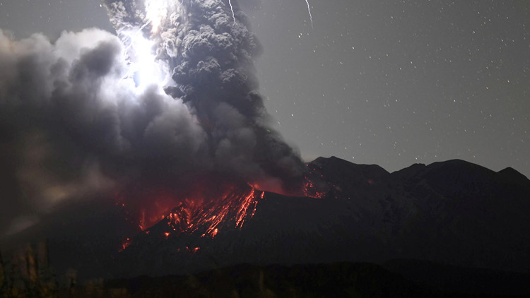 日本櫻島火山近月多次噴發