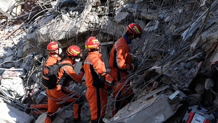 中國救援隊在土耳其24小時不間斷搜救 再搜尋出3名遇難者