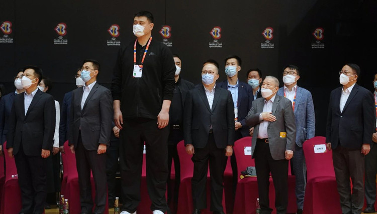 有片 | 香港首次作為主場舉辦中國男籃比賽 鄭雁雄到場觀賽並看望隊員