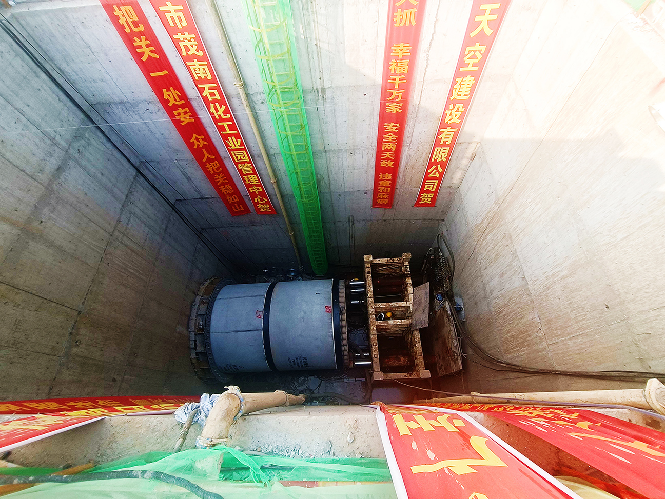 粵西最大直徑頂管施工項目首段頂管施工順利貫通