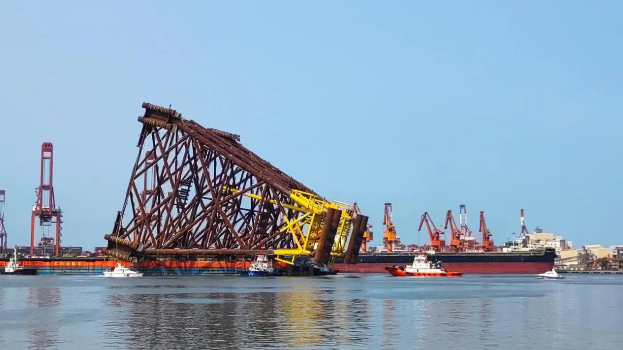 深圳南山海事局保障萬噸級海上平台導管架安全拖帶出港