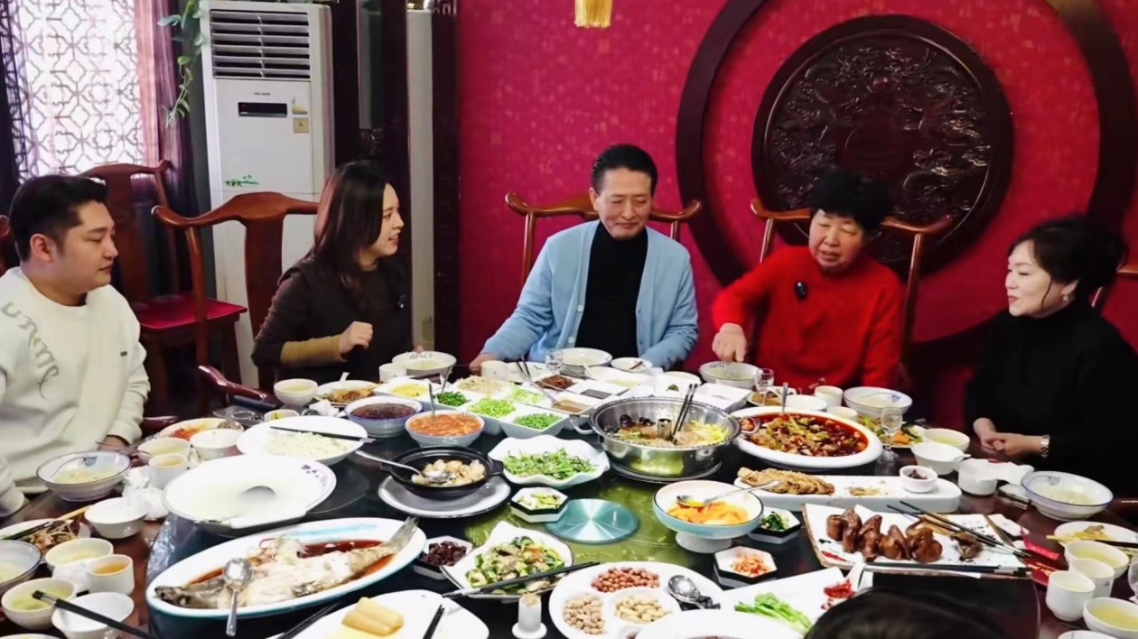 外眼看聊城：韓國「網紅」一家體驗聊城美食