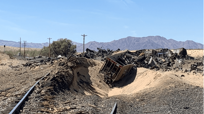 美國貨運列車在加州脫軌 現場：鐵礦石散落一地 車體嚴重變形