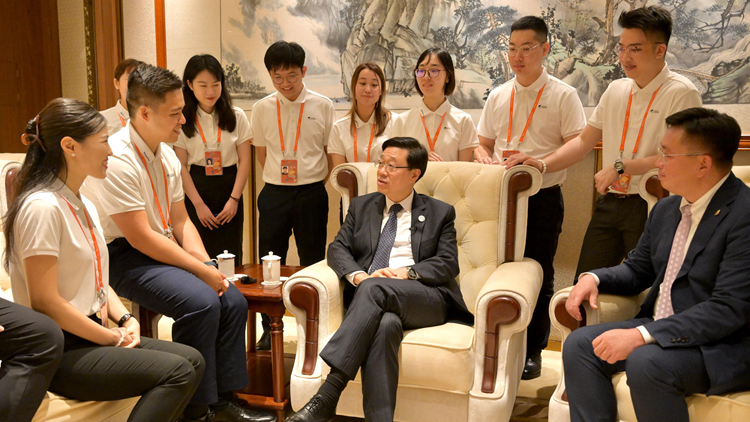 有片｜李家超與博鰲論壇香港青年志願者交談 樂見他們獲益良多