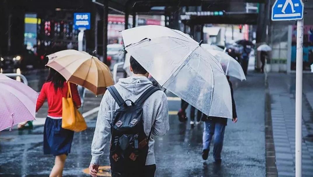 冷空氣雖遲但到！預計今天午後到傍晚深圳逐漸轉雨，雷暴+大風上線