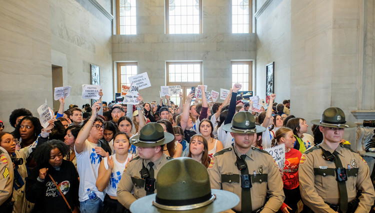 美國田納西州2名議員呼籲控槍被趕出議會 引發數百民眾抗議