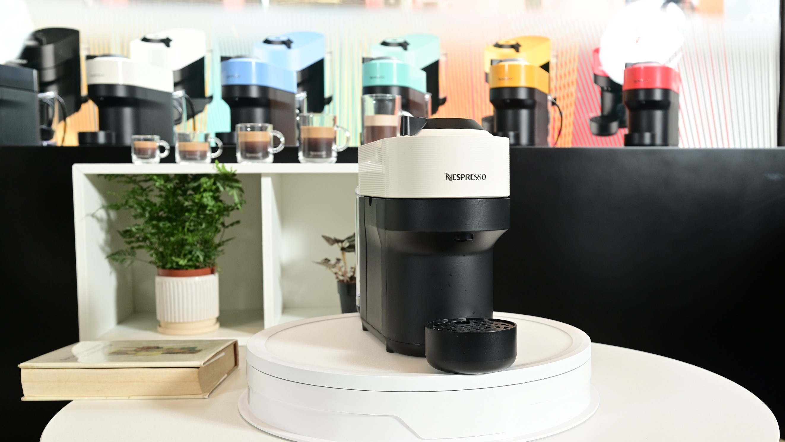 【購物】色彩繽紛咖啡機 纖巧設計打造玩味生活空間