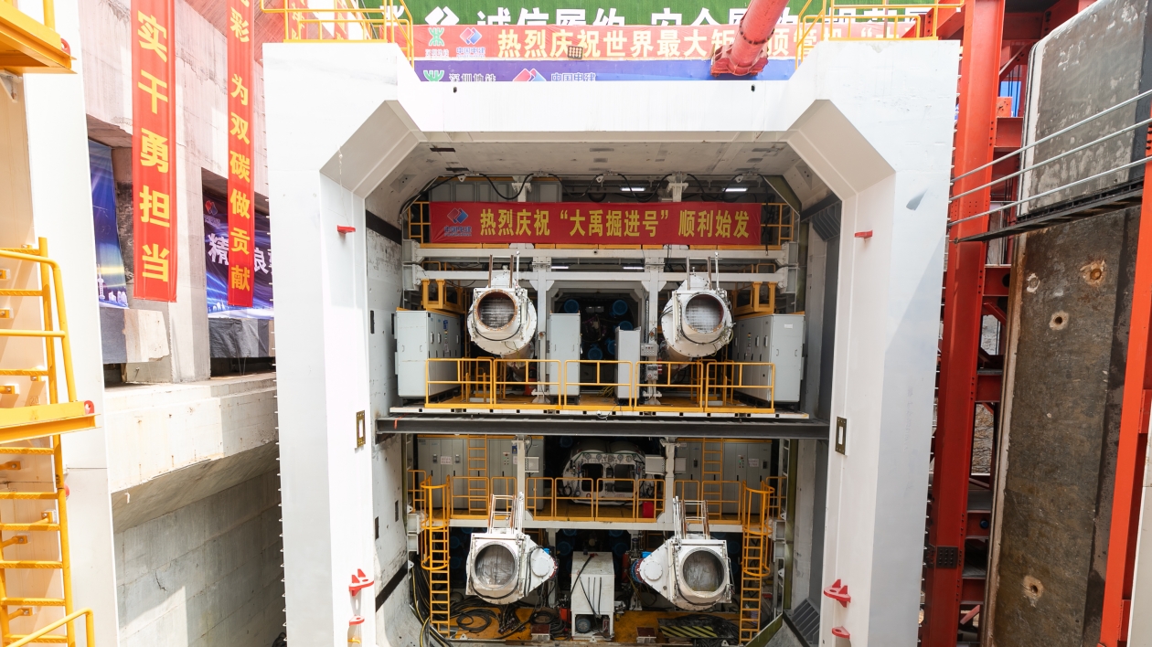 世界最大斷面組合式矩形頂管機在深圳始發