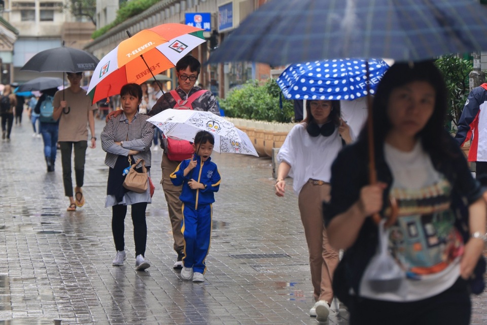 天文台10時15分發出黃色暴雨信號 料有強烈狂風雷暴