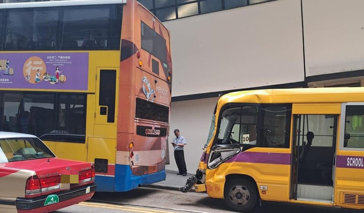 中環保姆車與巴士相撞 3人受傷送院