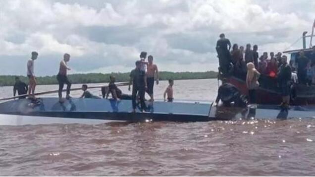 印尼快艇傾覆 11死9失蹤