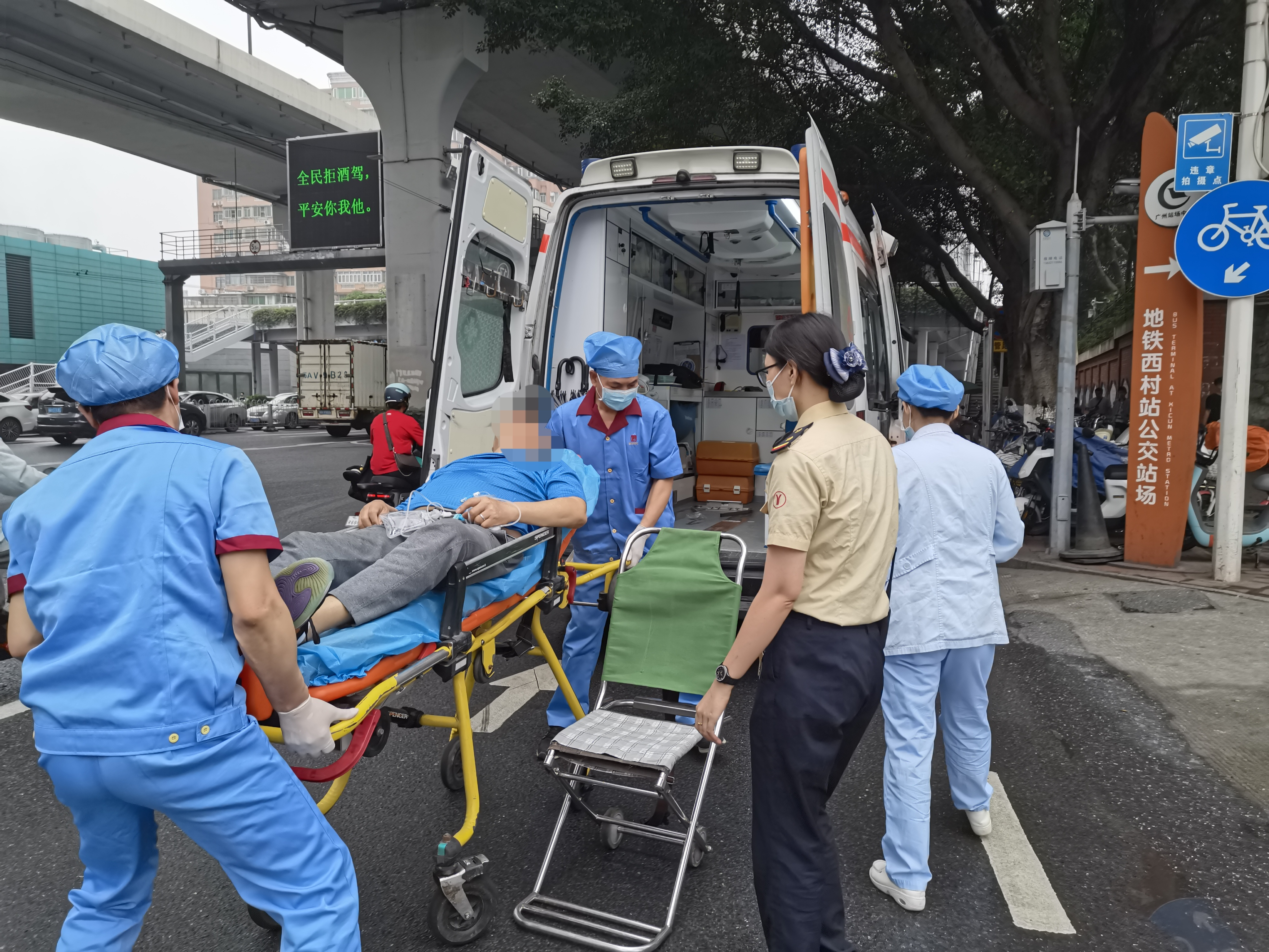老人心臟驟停  廣州地鐵站內上演生死營救