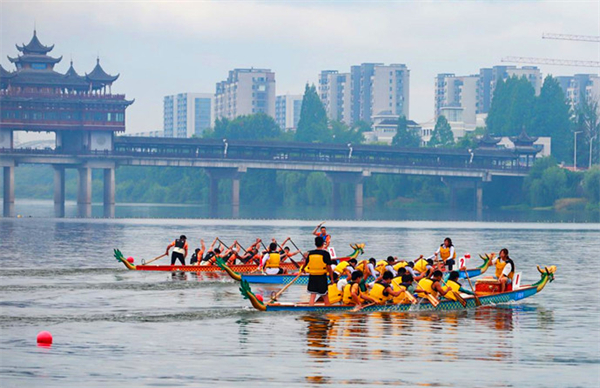 競渡新安江 國際龍舟邀請賽在安徽屯溪舉行