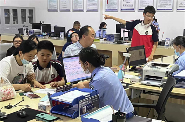 鄭州市公安局出入境管理處多舉措為暑期學生辦證提供便利