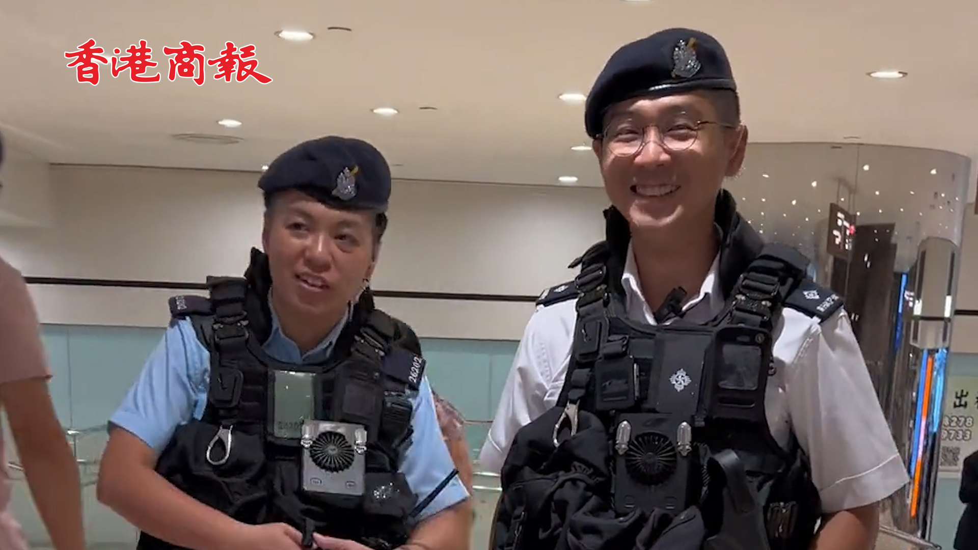 有片丨浙江遊客在香港偶遇警察 詢問能否拍個視頻 阿sir禮貌微笑配合
