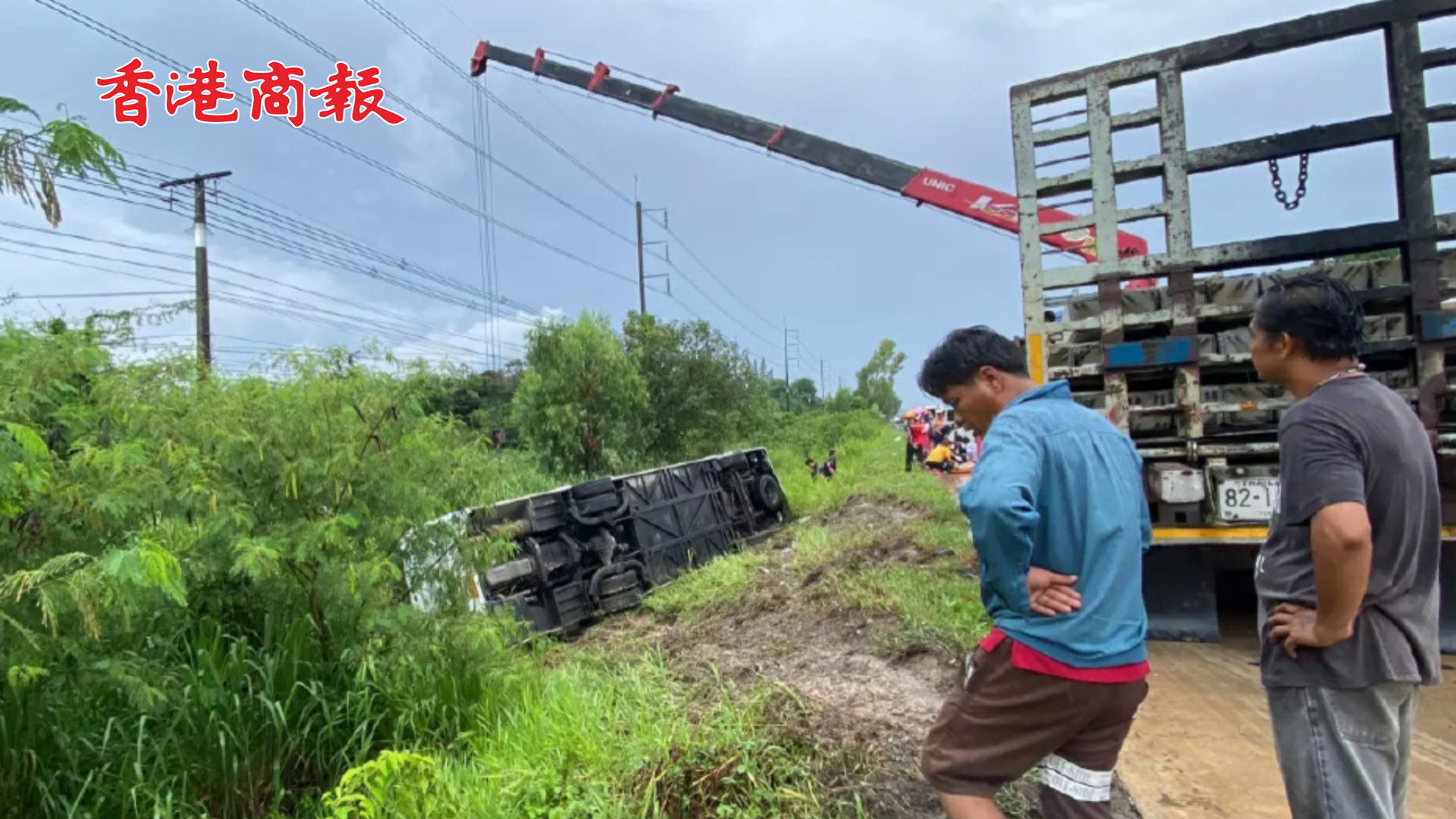 有片 | 泰國一載有中國遊客的巴士發生翻車事故 27人受傷