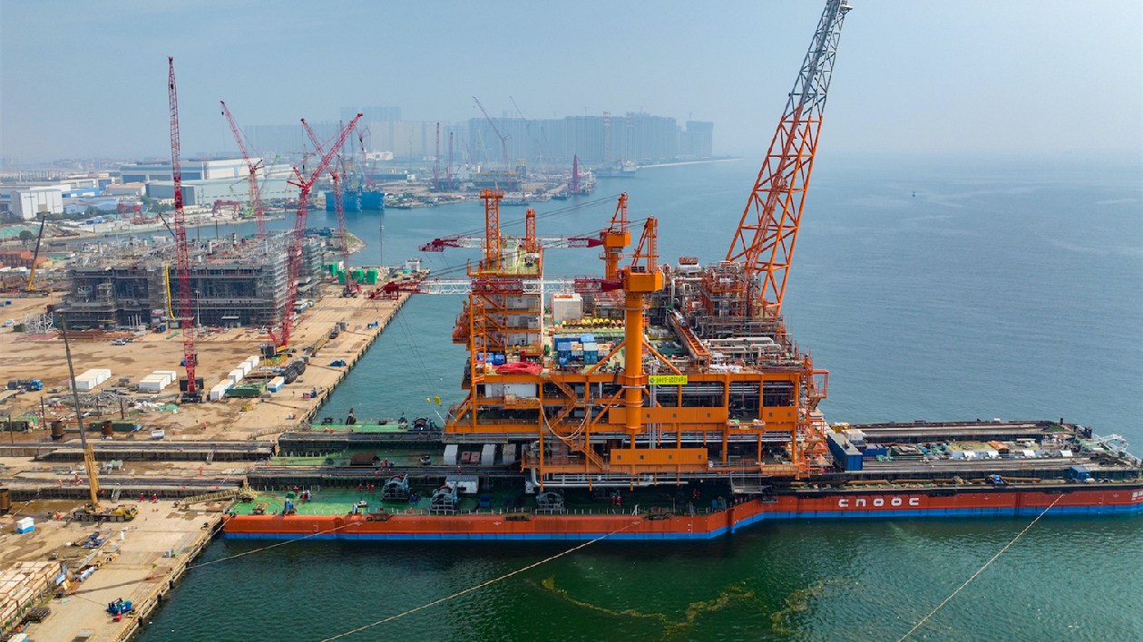 渤海首個千億方大氣田最大組塊在青島西海岸新區裝船