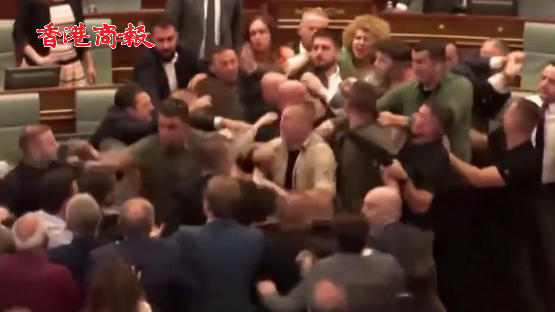 有片丨意見不合 科索沃議會爆發大規模鬥毆：議員們互相拳打腳踢
