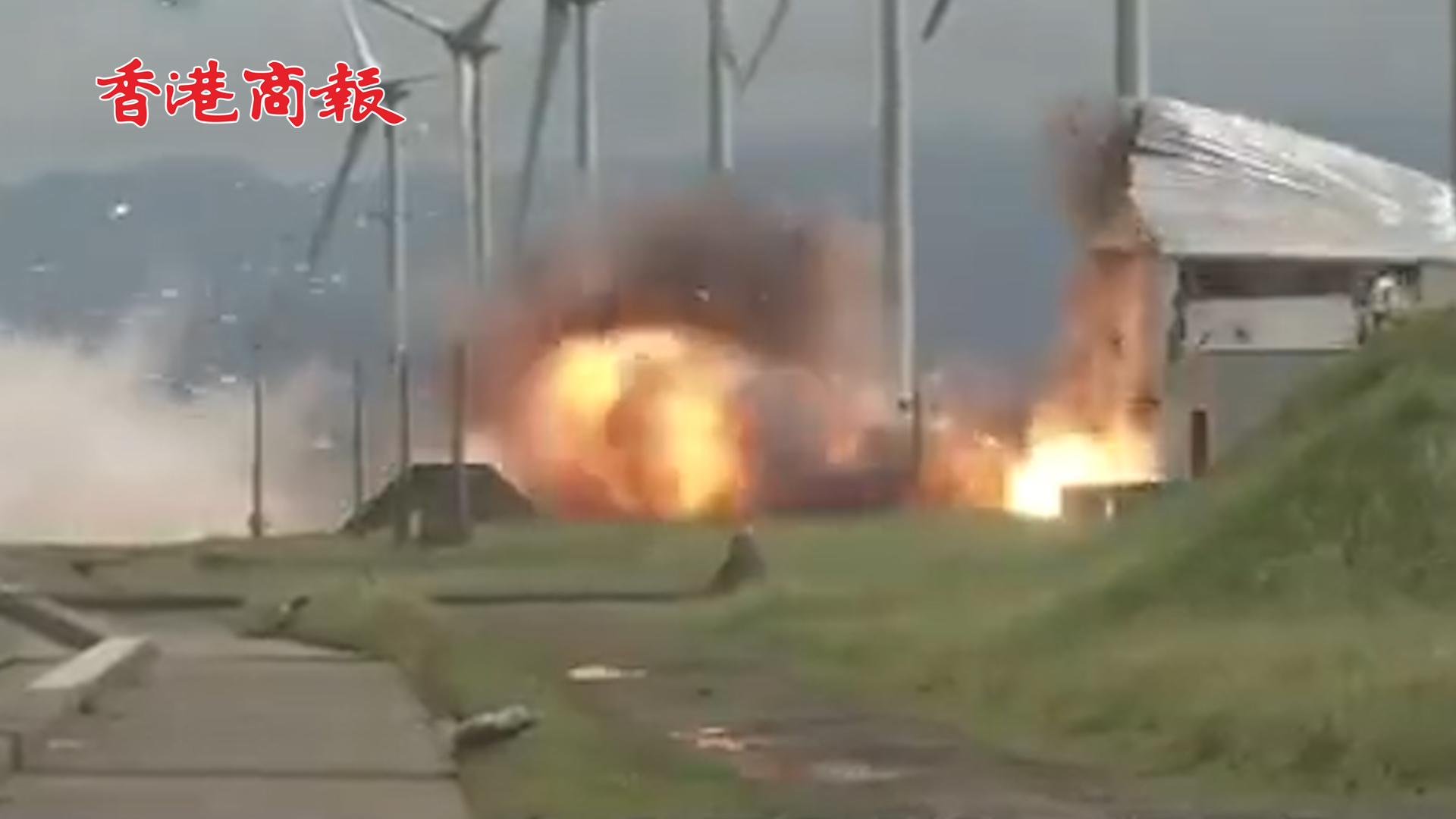 有片丨日本火箭引擎實驗突發爆炸：火光沖天屋頂被掀翻