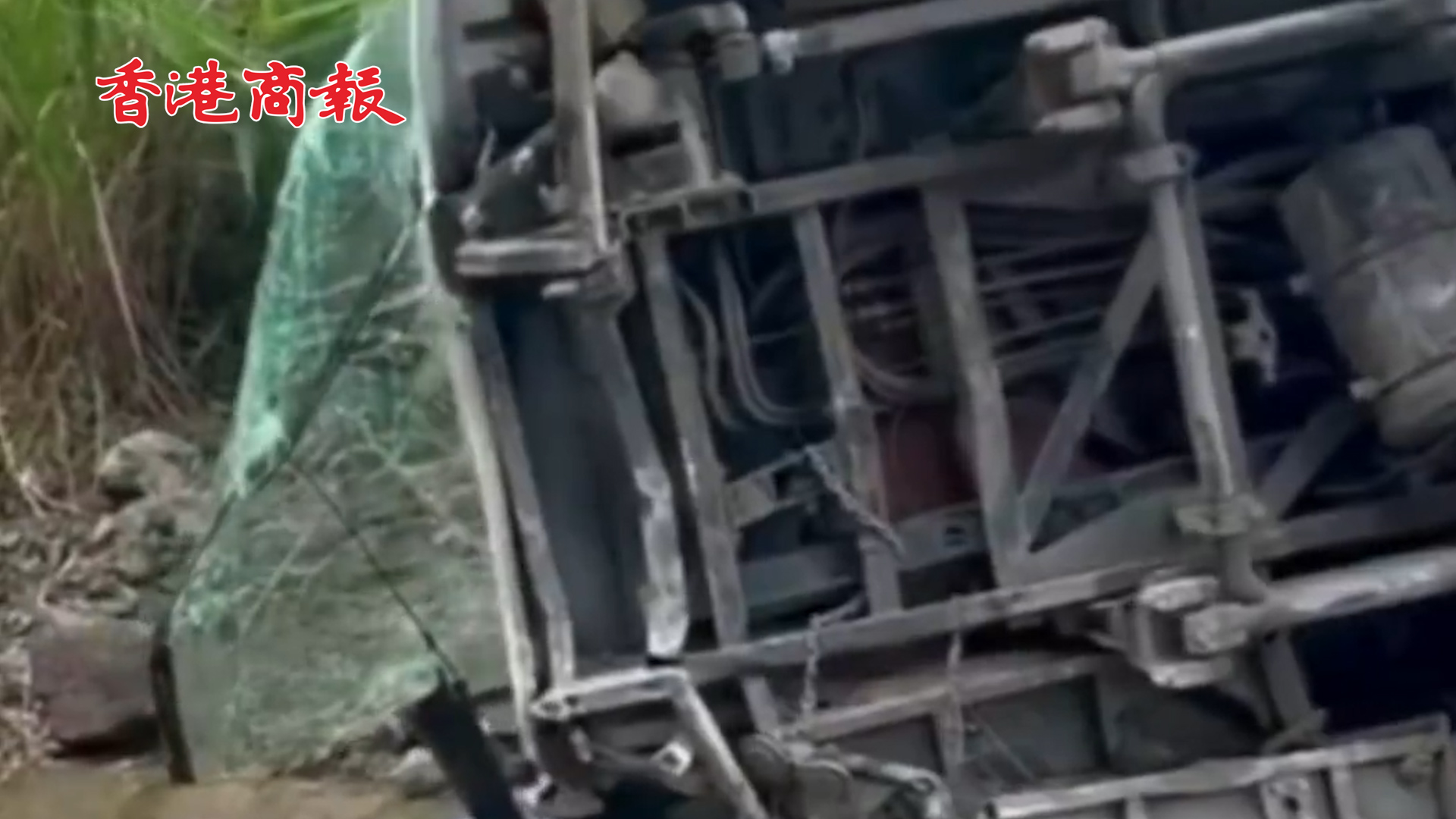 有片丨越南一載有21名中國遊客巴士側翻 已致4死8重傷