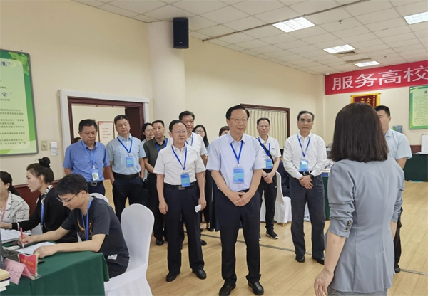 河南省政協副主席高體健帶隊視察高考錄取工作