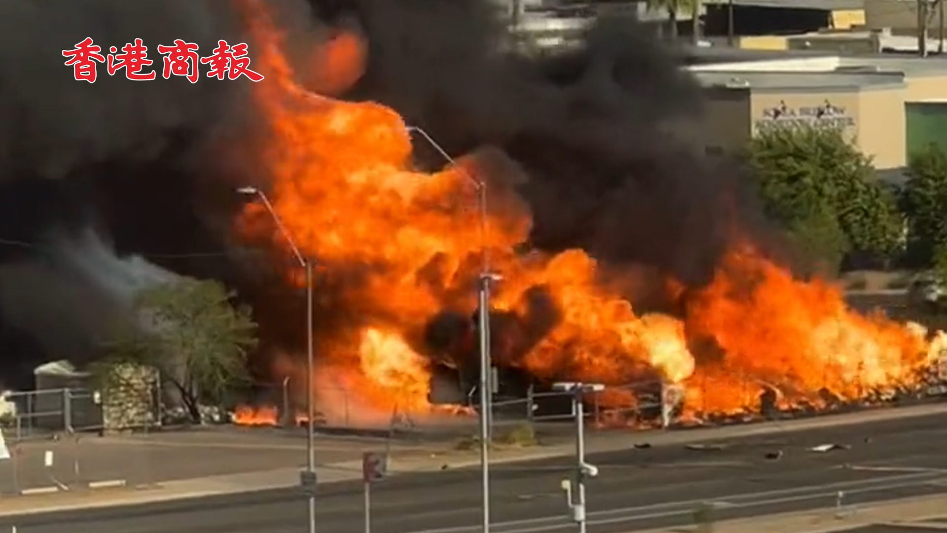 有片丨美國鳳凰城機場附近突發爆炸 丙烷儲罐場內多處噴火
