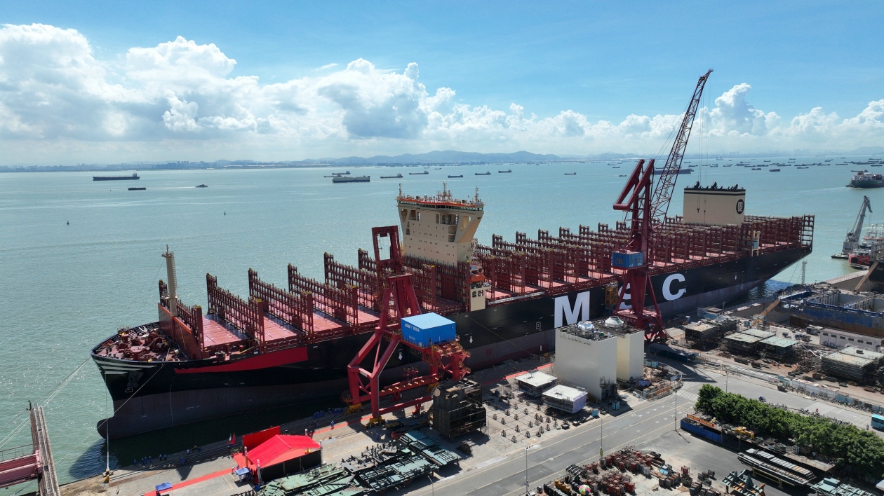 華南地區建造的最大集裝箱船在廣州南沙口岸順利出口