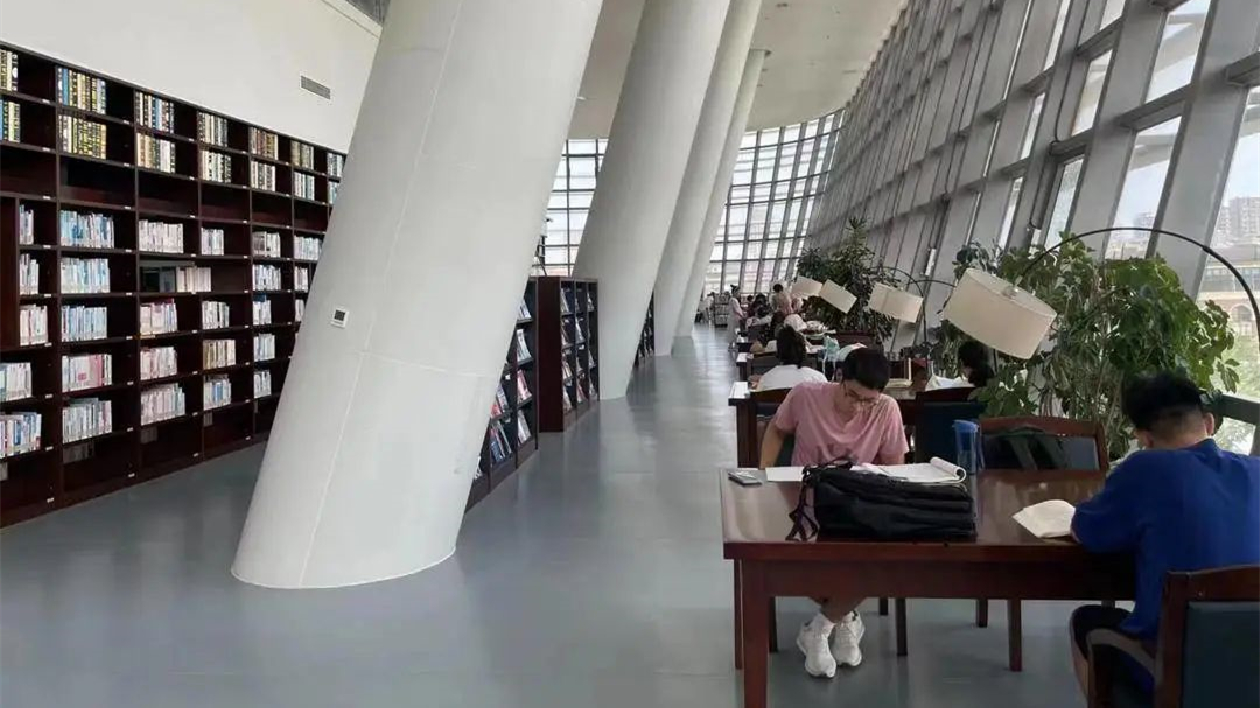 營口市圖書館每天2000餘人次書海「納涼」