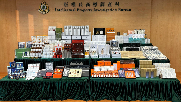 海關檢值130萬冒牌香水及化妝護膚品 拘捕3人