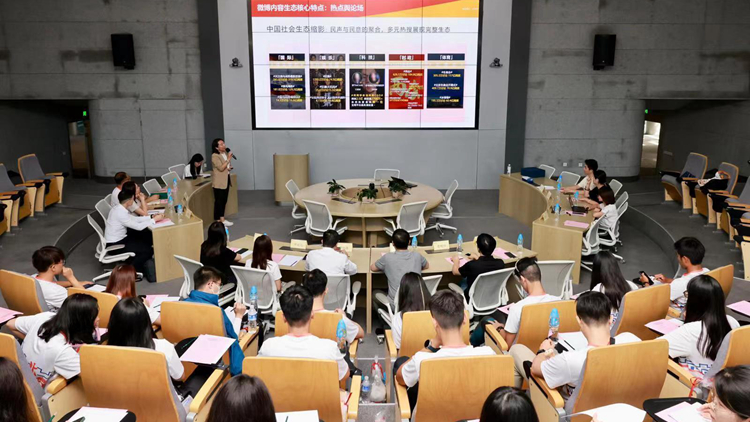 鄧炳強率領保安局青年領袖考察北京 參觀新浪微博