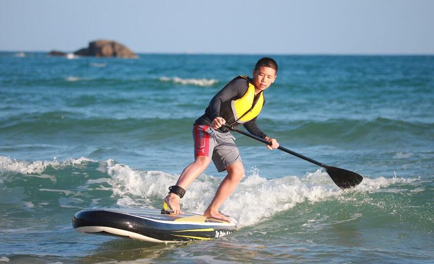 沖浪槳板成新寵水上運動催熱中國「暑期經濟」