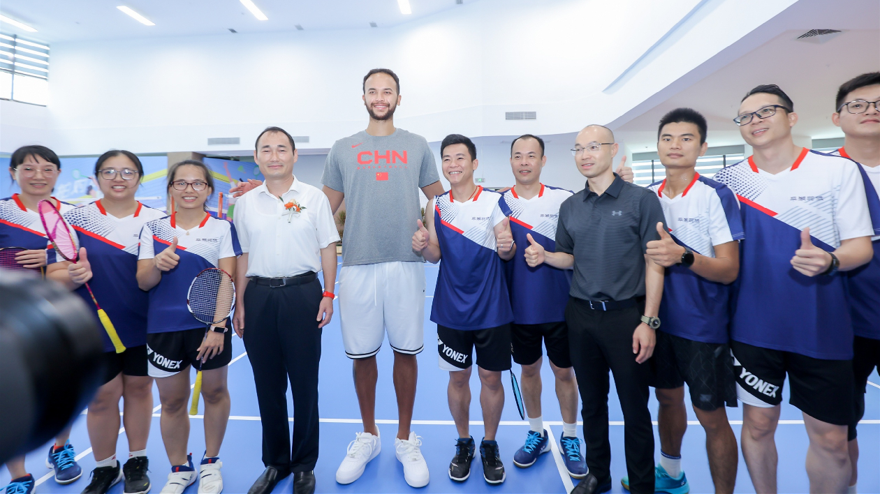 深圳平湖文體中心揭幕啟用  NBA球員李凱爾返鄉贈球