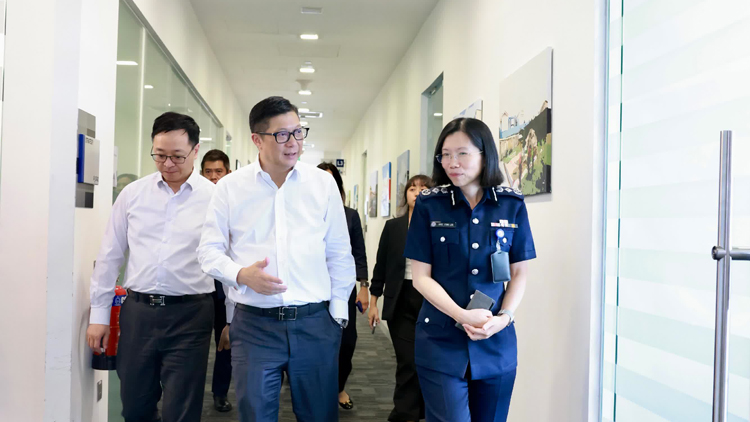 鄧炳強結束新加坡訪問行程返港