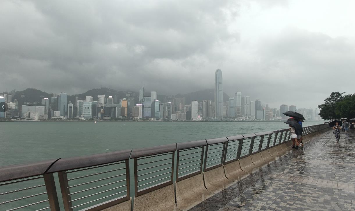 有片｜香港十號颶風球下平安淡靜 3男子在風暴期間受傷